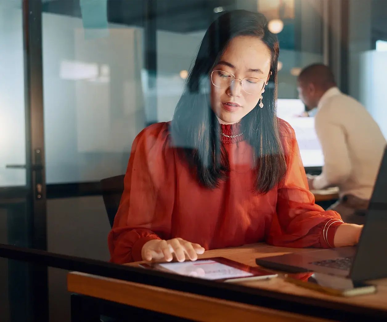 lady woking with tablet